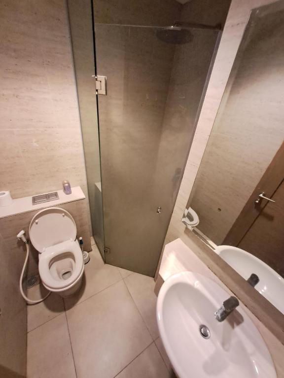 Homy 2 BR Apartment near Shopping Malls photo