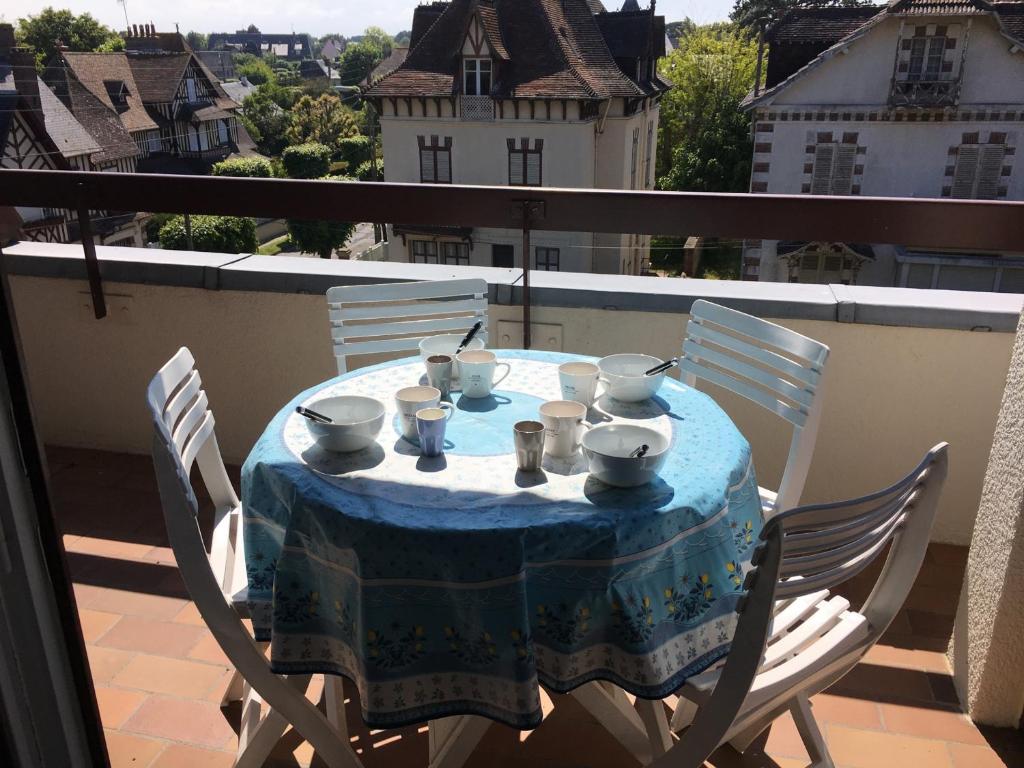Grand studio en hyper-centre de Cabourg avec balcon, proche plage, parking, et prestations disponibles - FR-1-487-327 - 3