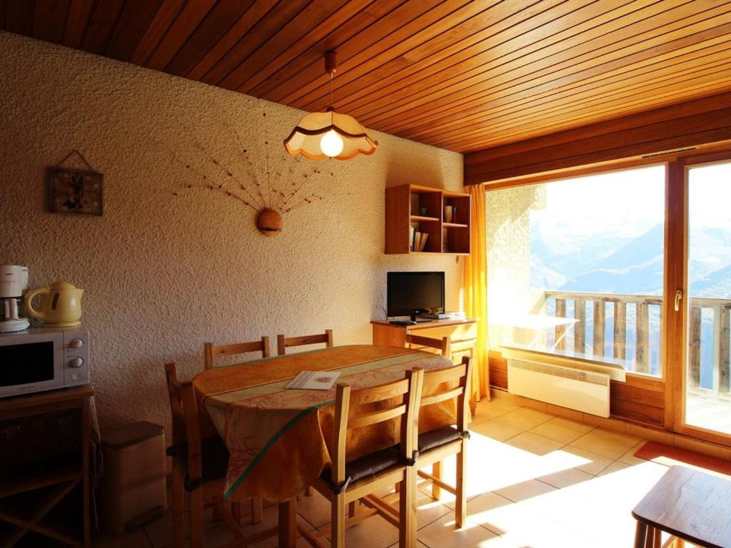 Confortable T2 au pied des pistes avec balcon et parking gratuit - FR-1-297-95 - 3