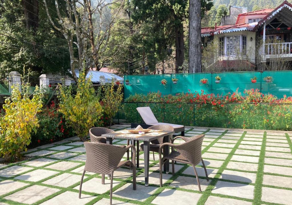 Stanley House-2 BHK Heritage Home+garden, Nainital photo