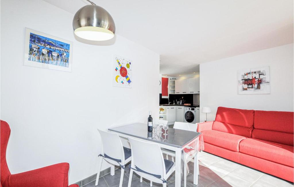 Stunning Apartment In Saint Cyprien Plage - 3