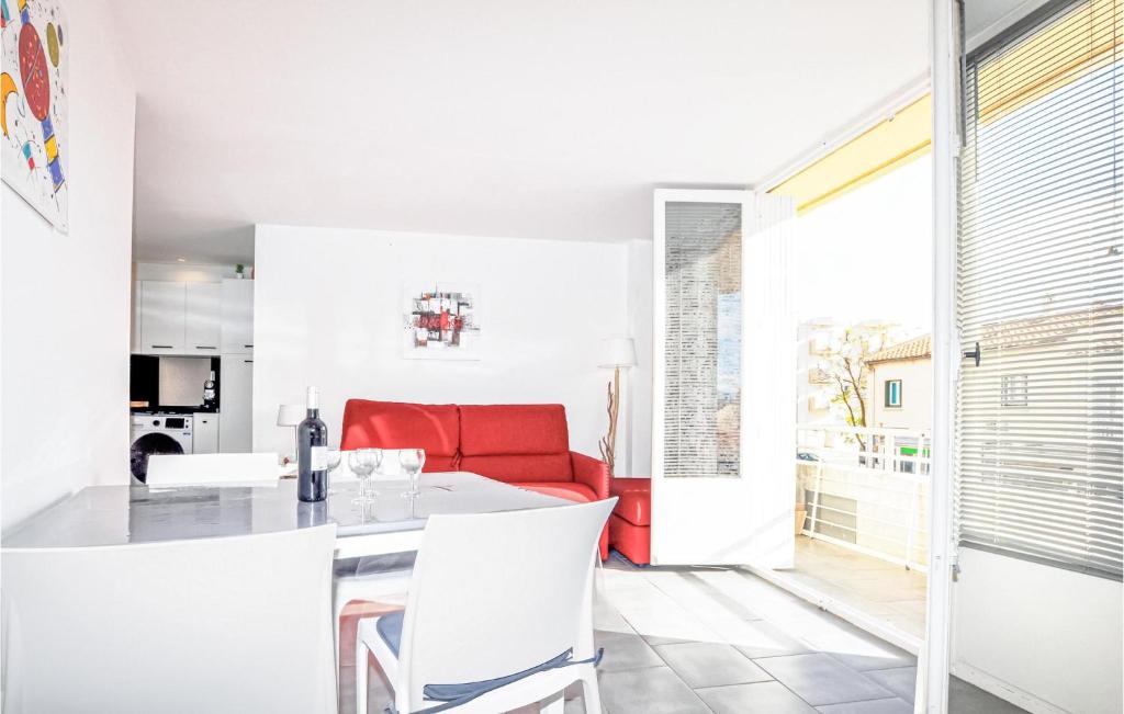 Stunning Apartment In Saint Cyprien Plage - 4