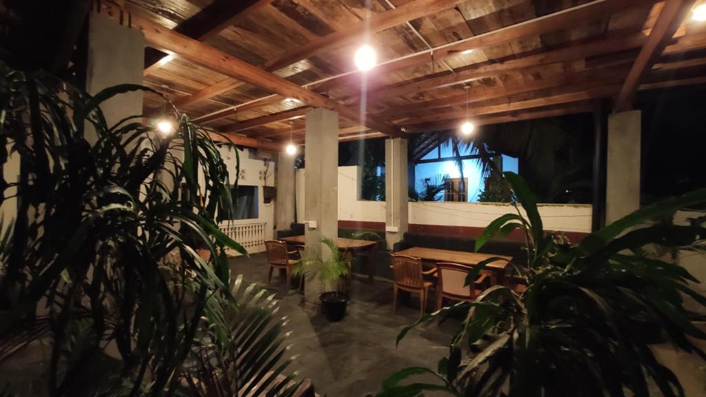 Restaurant, Surf Beach Hotel in Arugam Bay