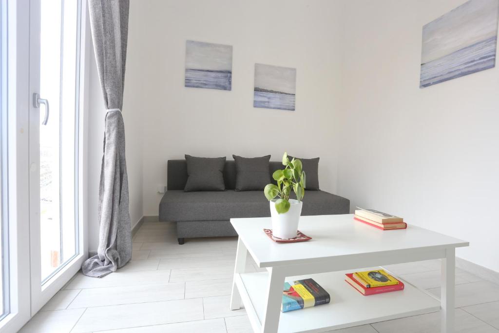 GuestHost - Bright & Central Apartment near the station - 3