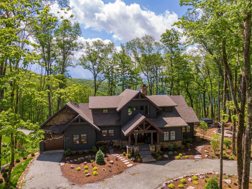 Howling at the Moon at Eagles Nest, Banner Elk