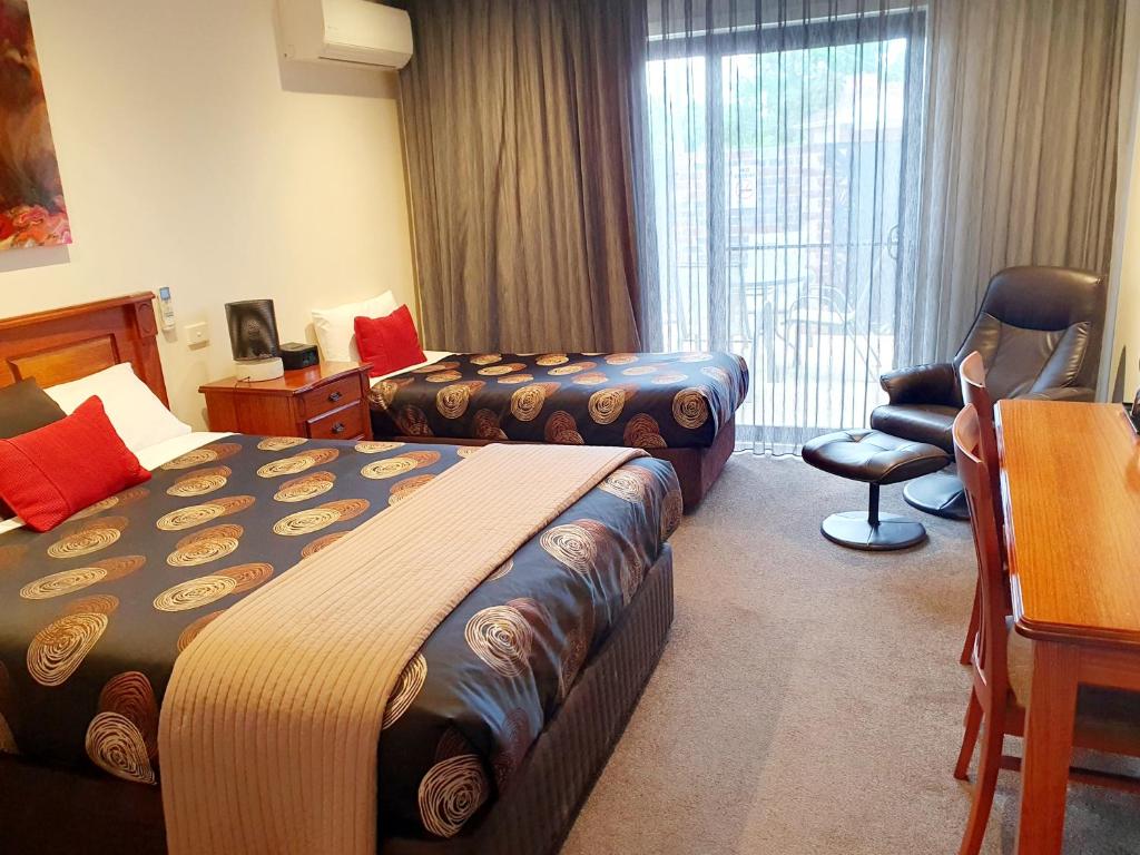 Addison Motor Inn photo