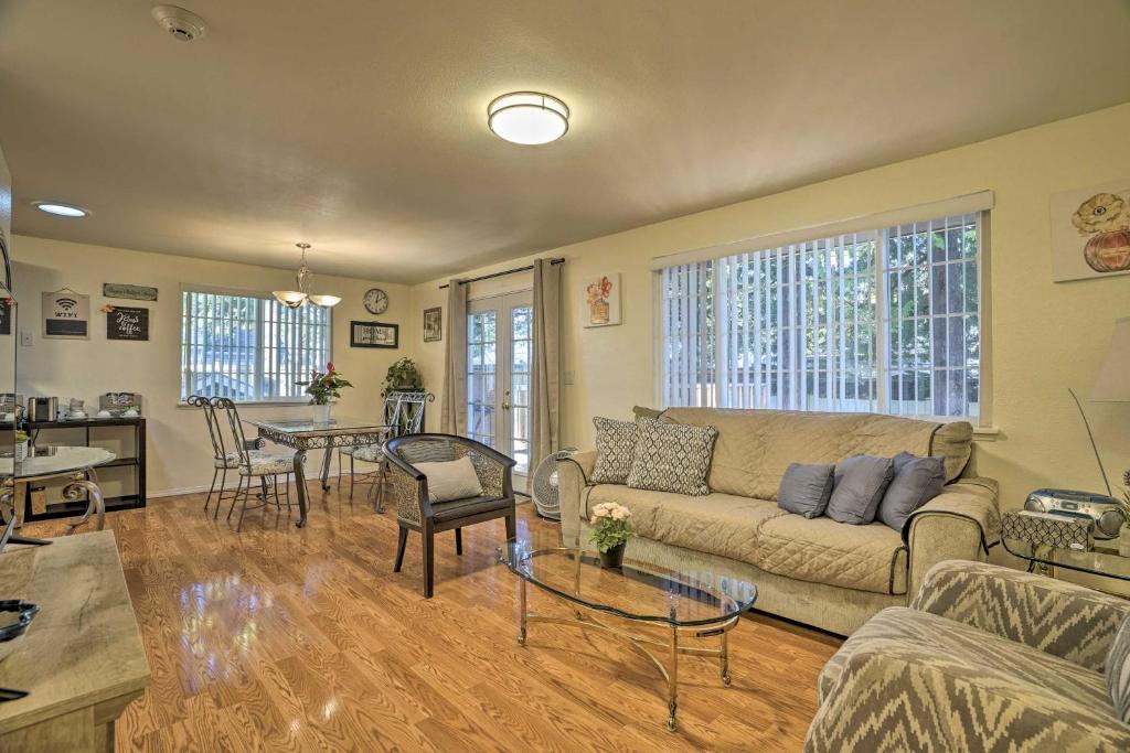 Lynnwood Apt with Balcony about 17 Mi to Seattle!