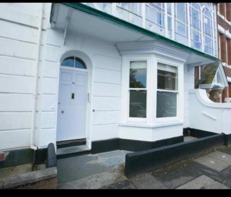 Beautiful Ground floor apartment with Parking, Exeter