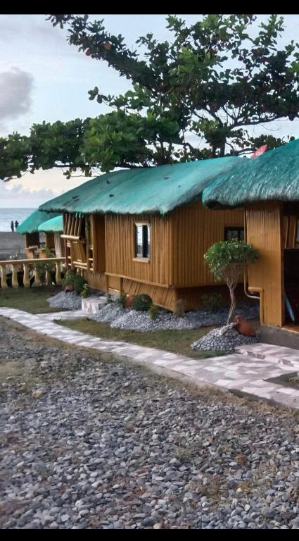 Sea Breeze Beachfront Home and Cottages photo