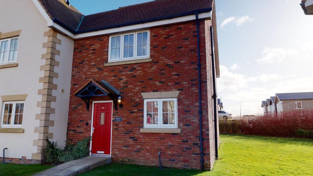 Anchors Away at The Bay Filey, sleeps 7, 2 dogs welcome for free too, Filey