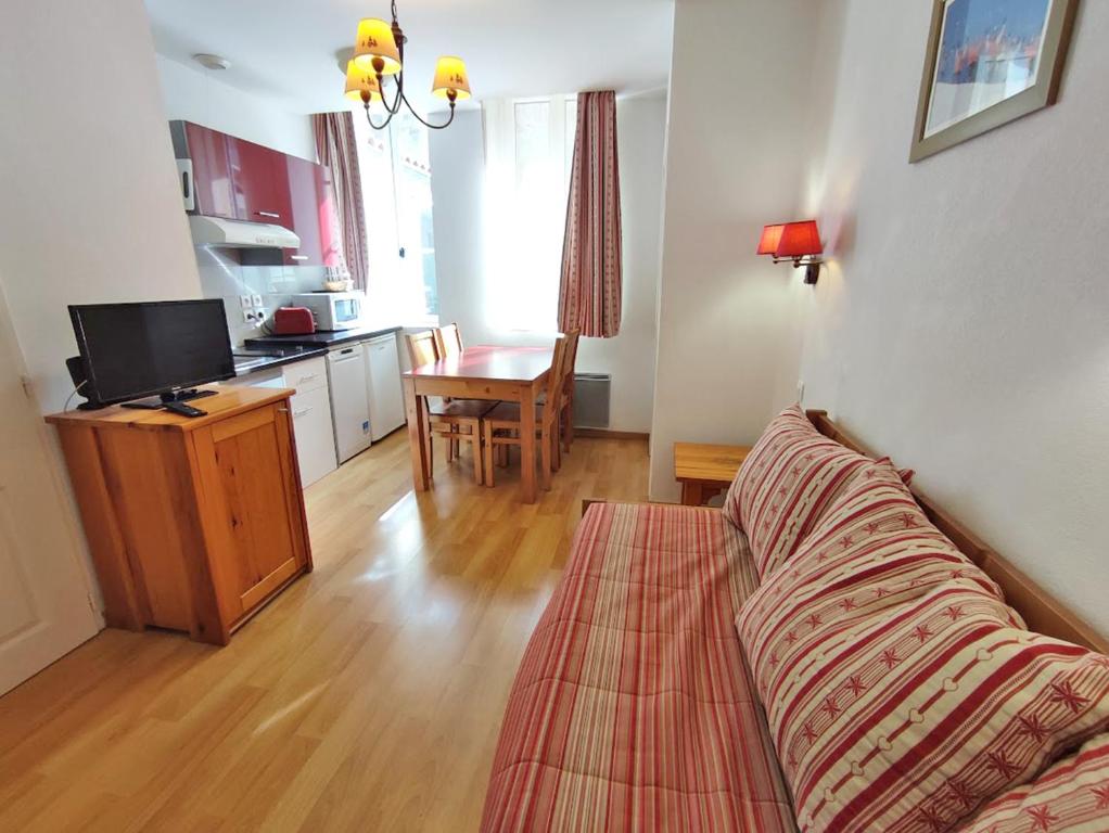 Pat 83, T2, centre Luchon, wifi, casier à skis, 4 personnes, Luchon