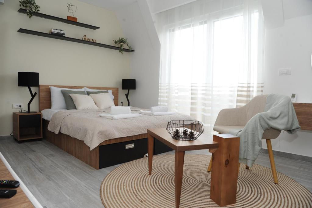 Sunny Woods Apartment - 1