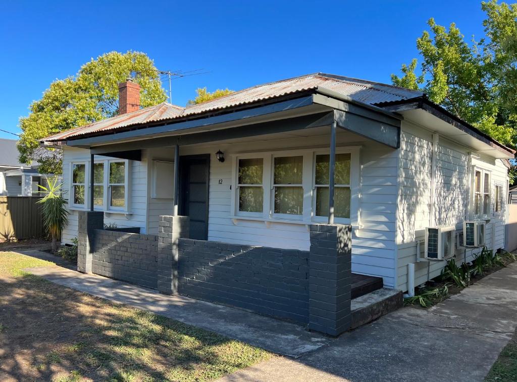 Nilmar Ave - Central Cozy 1950s Wodonga 3br Cottage, Wodonga
