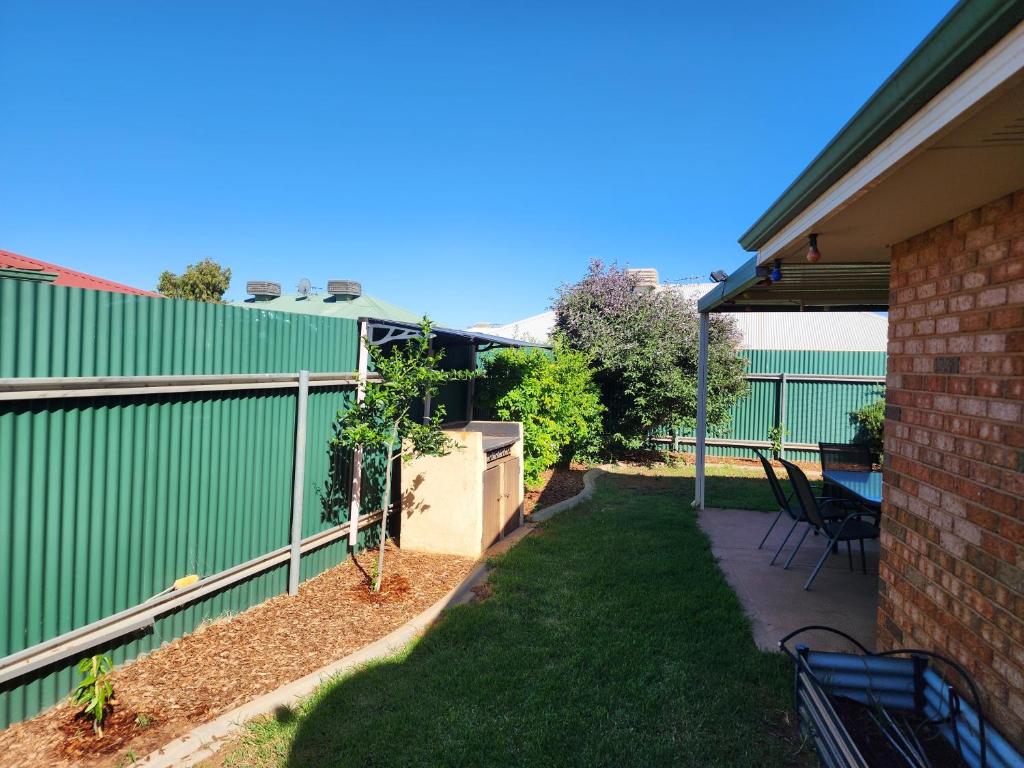 Adorable-secure 3 bedroom holiday home with Pool around the corner from The Miners Rest. photo