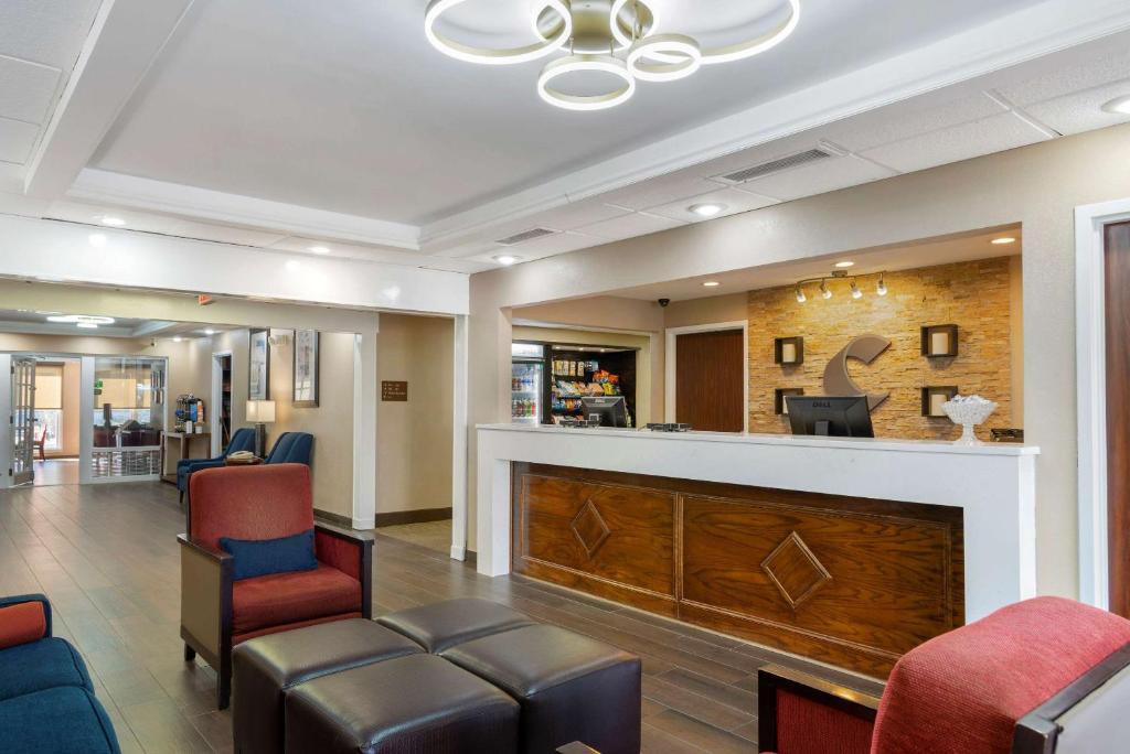 Comfort Inn & Suites Robins Air Force Base photo