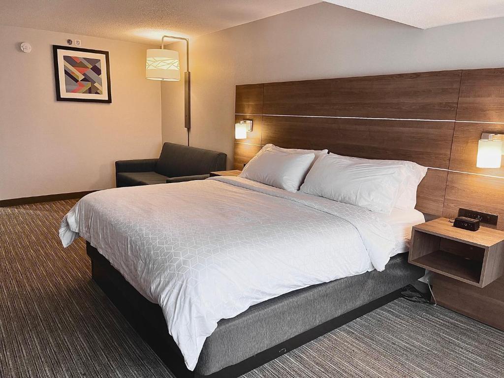 Holiday Inn Express Mount Pleasant- Scottdale photo