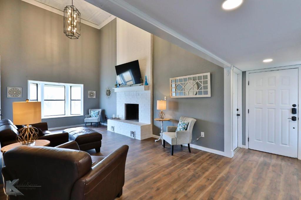 Lazy Boho Resort: Roomy Lux. Home w/ Private Pool, Abilene