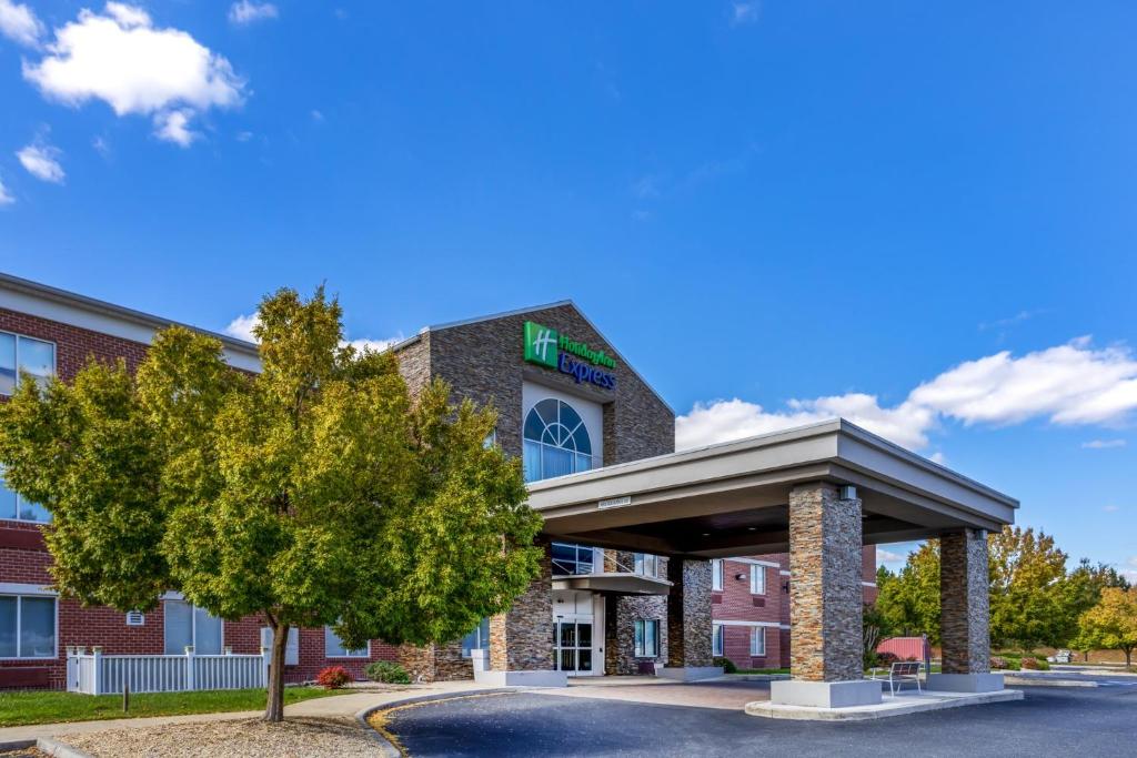 Holiday Inn Express Hotel & Suites Salisbury - Delmar photo