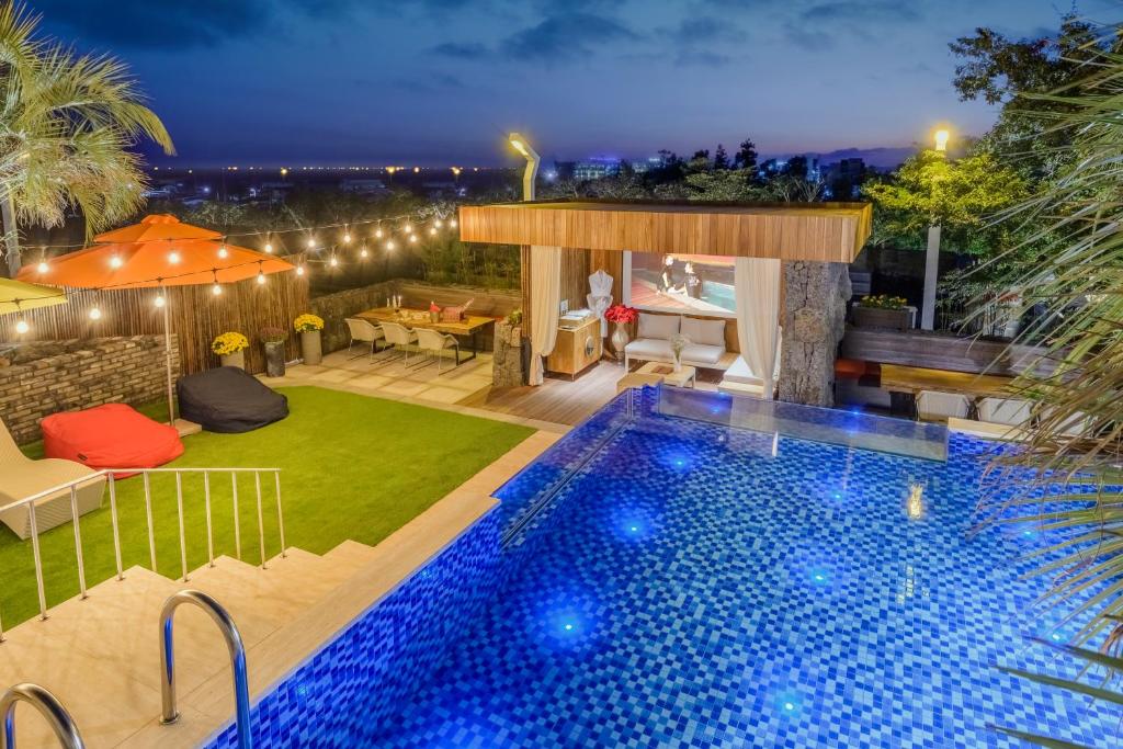 Swimming pool