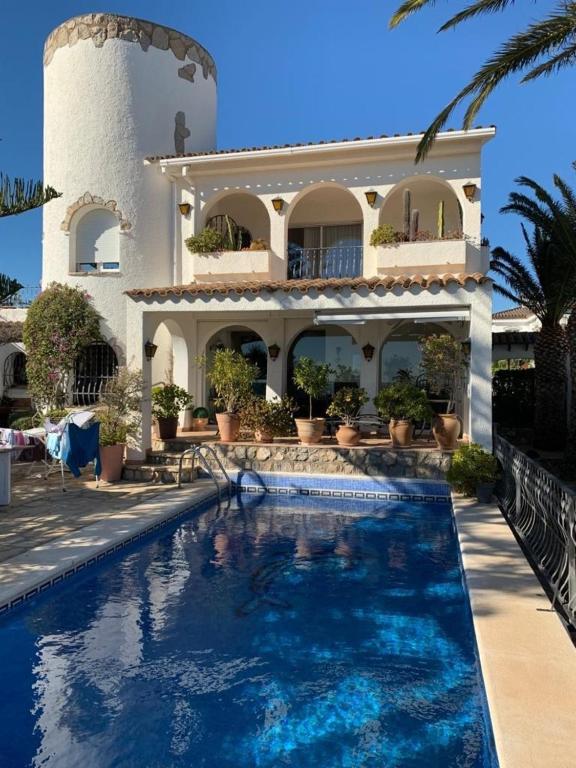 Casa BOWA, L'Hospitalet de l'Infant