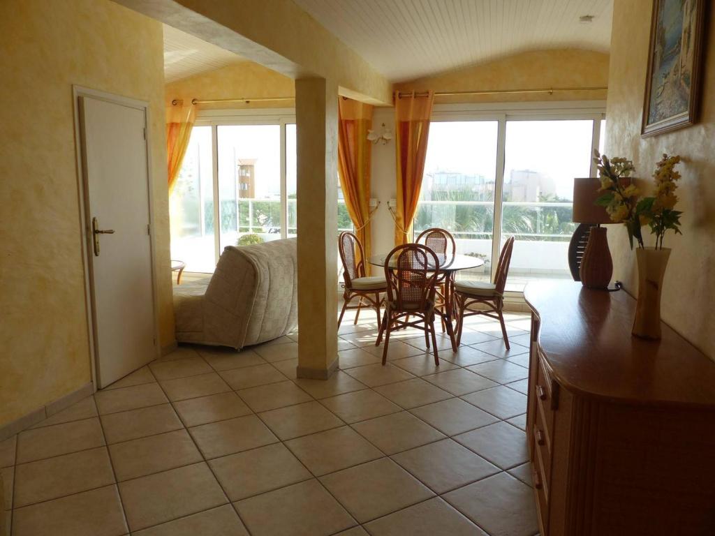 Appartement T2 climatisé au centre-ville du Lavandou avec terrasse et parking - FR-1-308-47 - 2