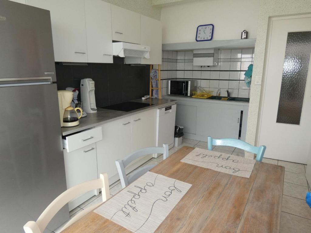 Appartement T3 en centre-ville avec terrasse et parking privé à Royan - FR-1-71-90 - 3