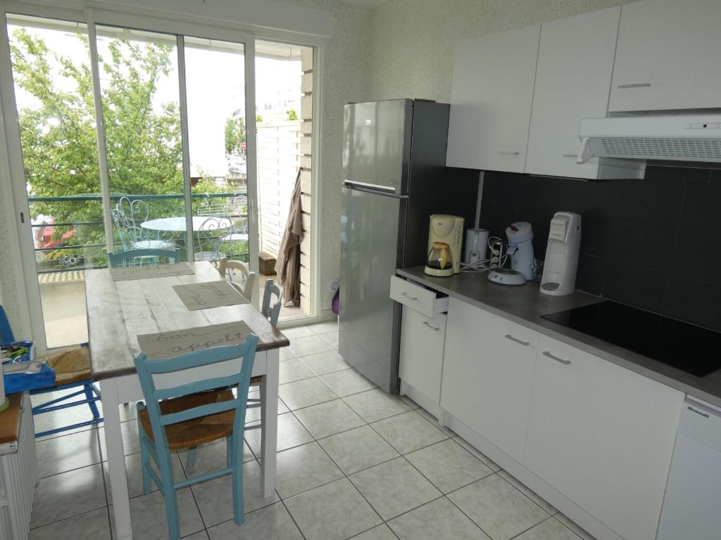 Appartement T3 en centre-ville avec terrasse et parking privé à Royan - FR-1-71-90 - 4