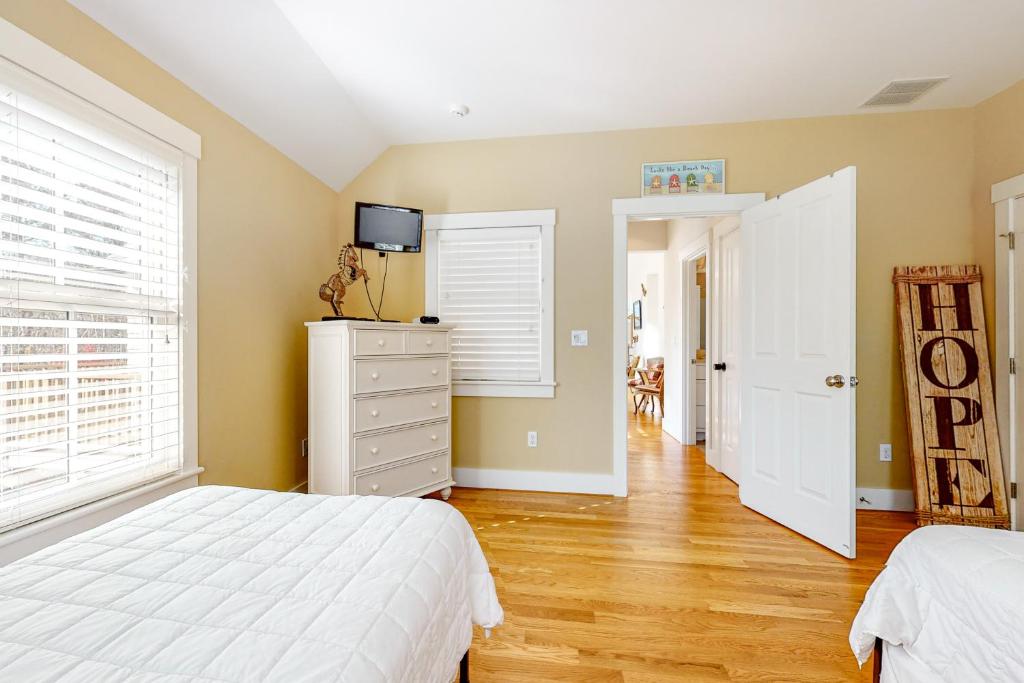 Oak Bluff Bungalow photo