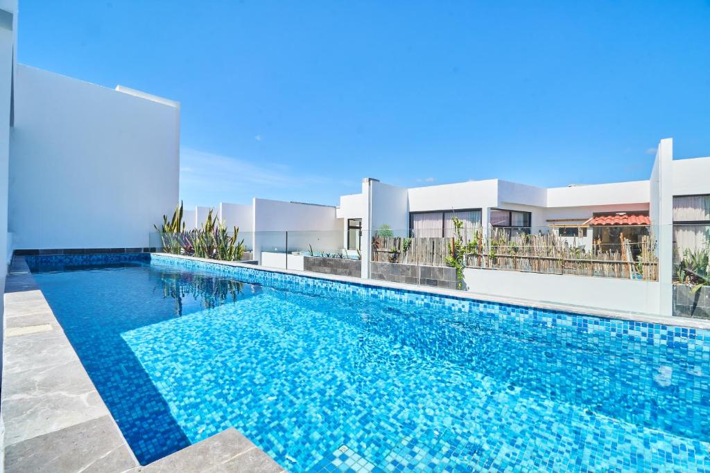 Luxury 2 Story Penthouse with Private Pool, Gym & Rooftop - 1