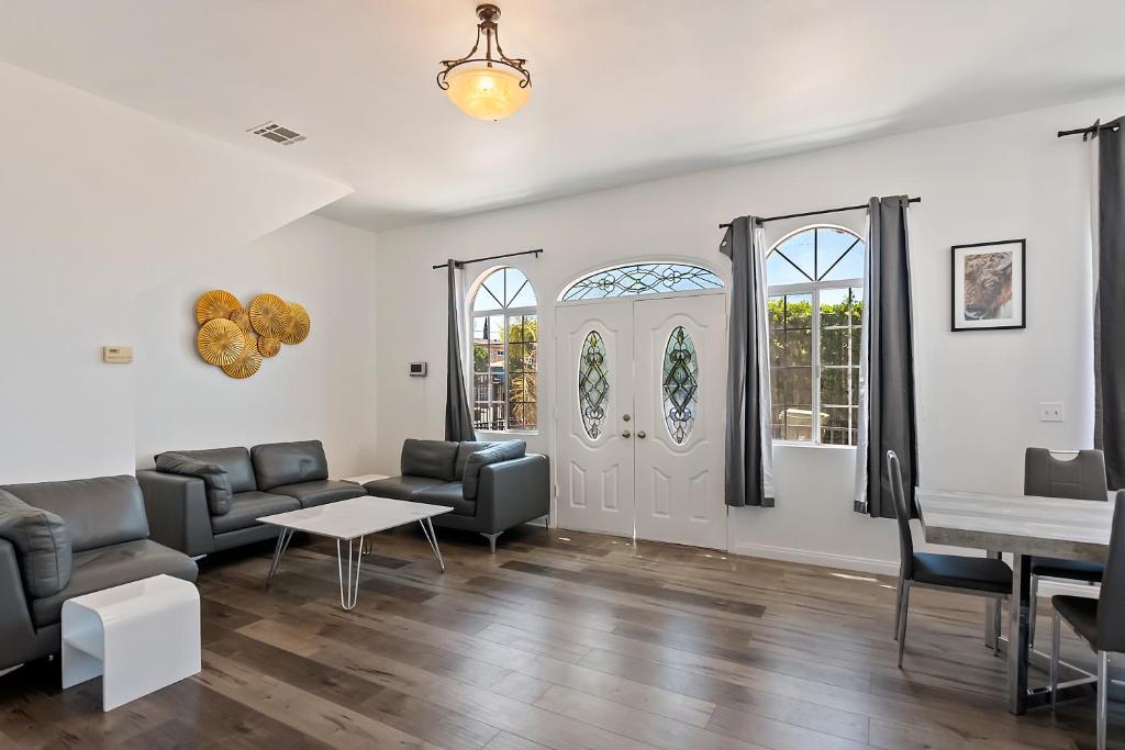 3/2 with private master bedroom en suite, king bed, private bathroom,TV