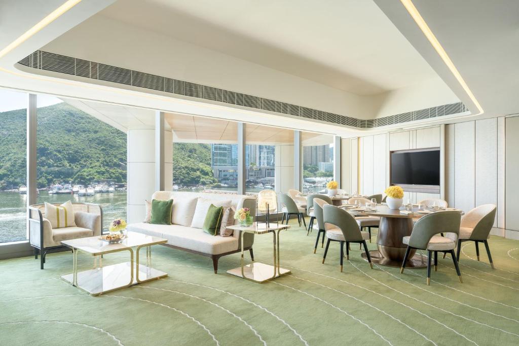 더 풀러턴 오션 파크 호텔의 넓은 객실 내부