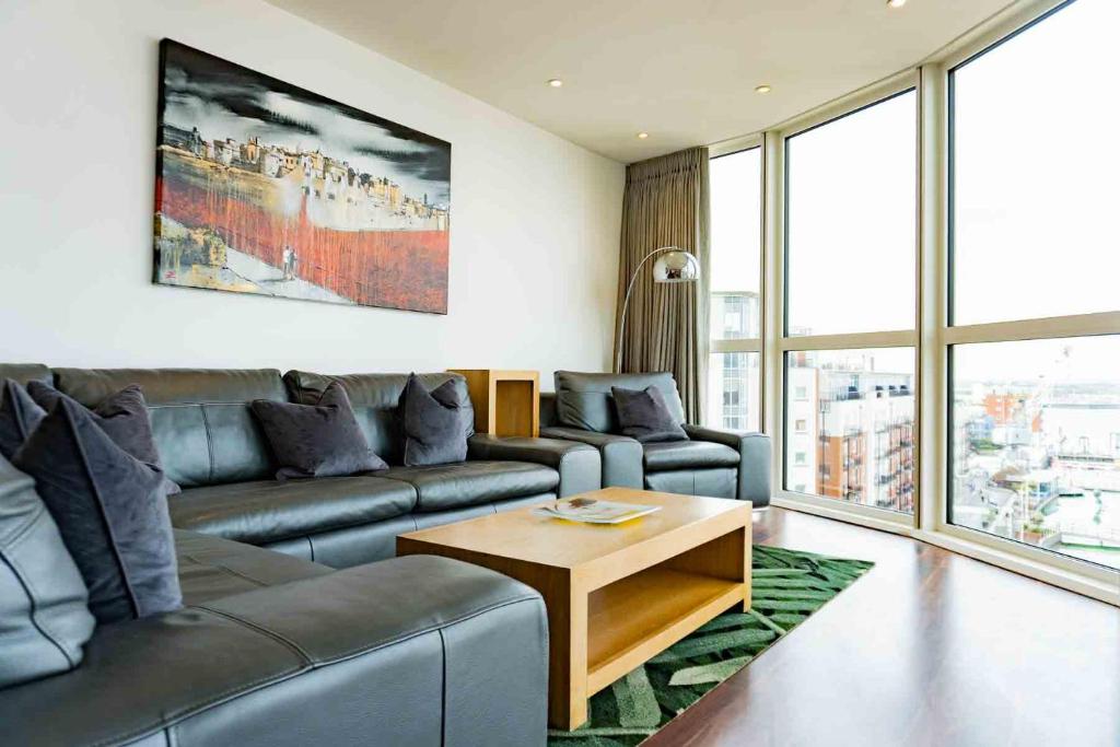 Photo 4 of Luxury 3 Bedroom 3 Bathroom Balcony Apartment - Gunwharf Quays Apartments