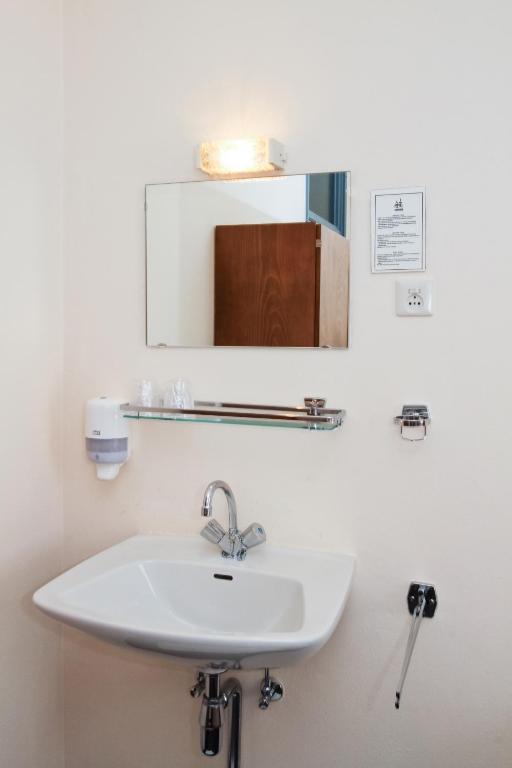Economy Twin Room with Shared Bathroom, Abdij Hotel Rolduc in Kerkrade