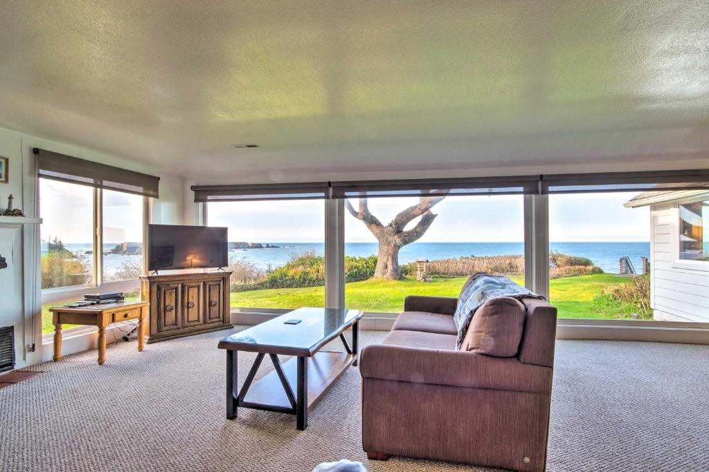 Cliffside Lighthouse Beach Home with Ocean View, Coos Bay