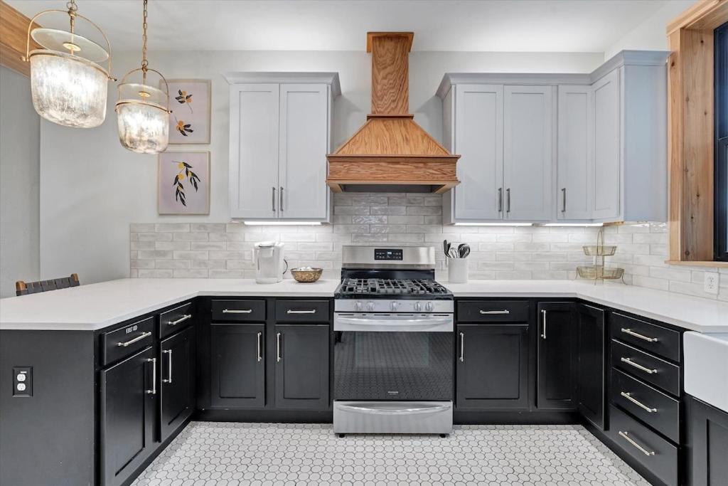 BEAUTIFUL Historic 3 Bedroom Upscale Guesthouse!!