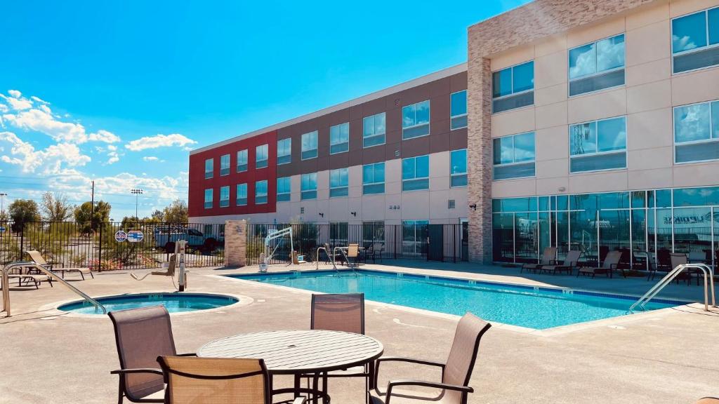 Holiday Inn Express & Suites Blythe photo