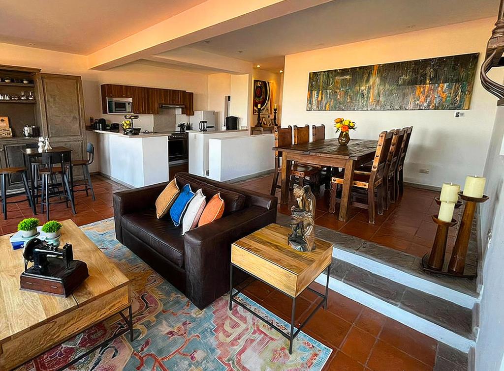 Cousy Condo in the historic center of San Miguel de Allende, incredible view, pool, BBQ, 3 blocks from the main parish, San Miguel de Allende