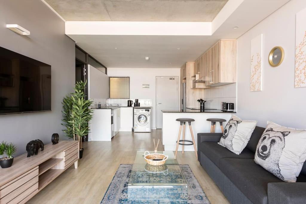 Chic, Central, Family & Group Stay - Stylish 2 ensuite bedroom Apartment with Spacious Balcony, Kapské Město