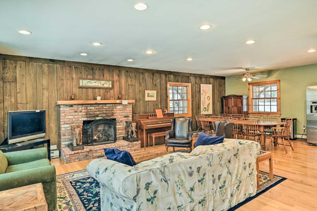 West Dover Home with Deck about 2 Mi to Mount Snow!, West Dover