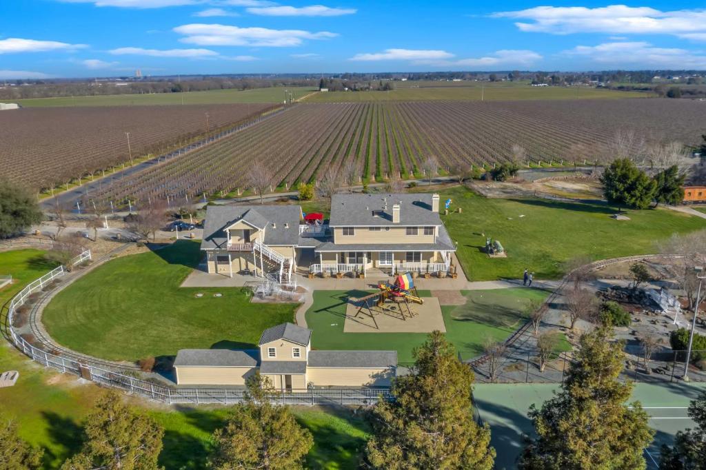 Stunning Galt Vineyard Grill and Tennis Court!