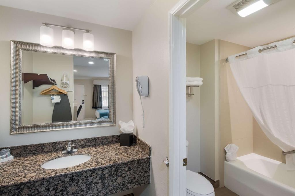 Best Western Woodland Hills Inn photo