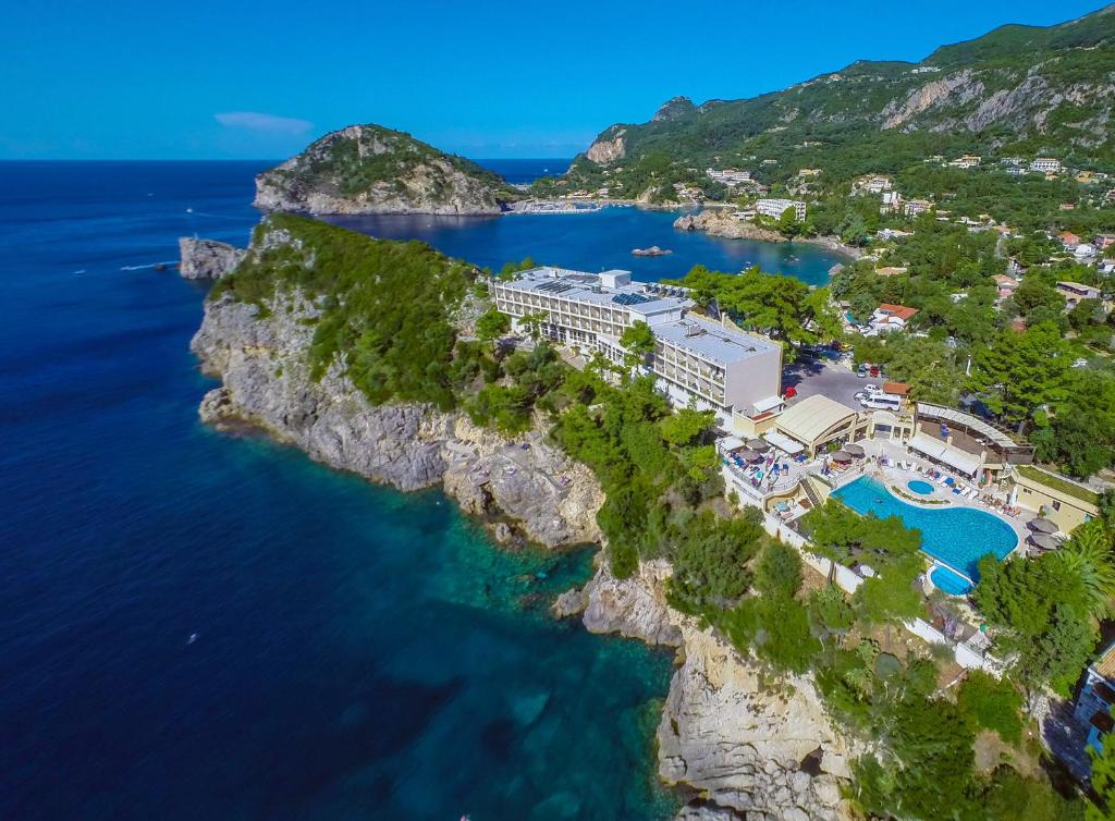 Luftaufnahme des Akrotiri Beach Resort auf der felsigen Landzunge von Paleokastritsa