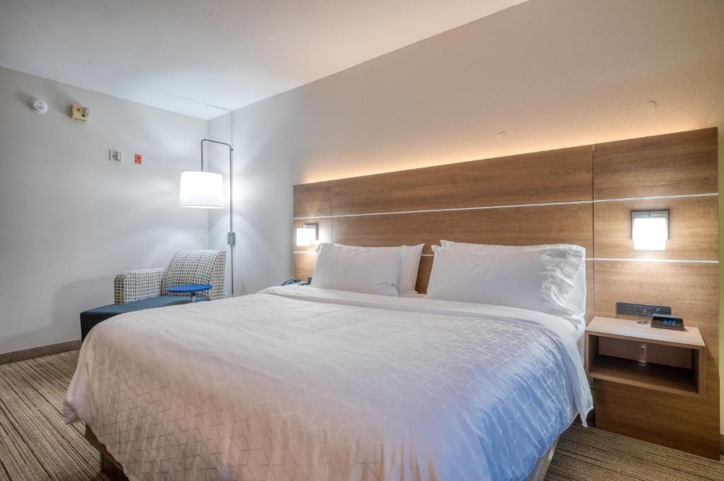 Holiday Inn Express Hotel & Suites Greenville photo