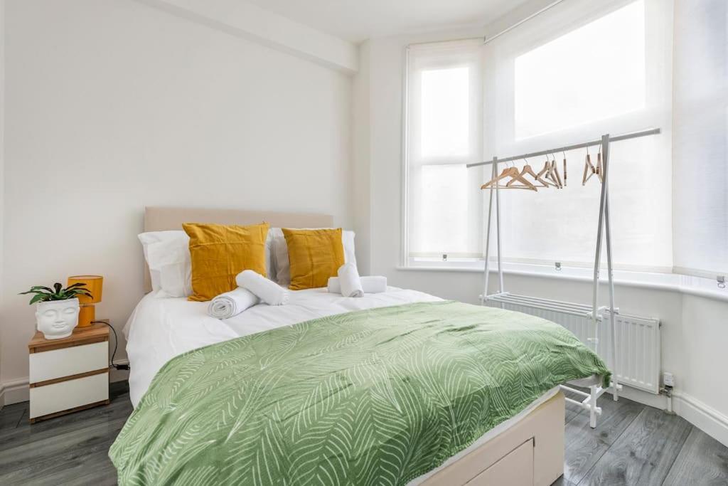 Stylish 5 Bedroom House Close to Gillingham Station