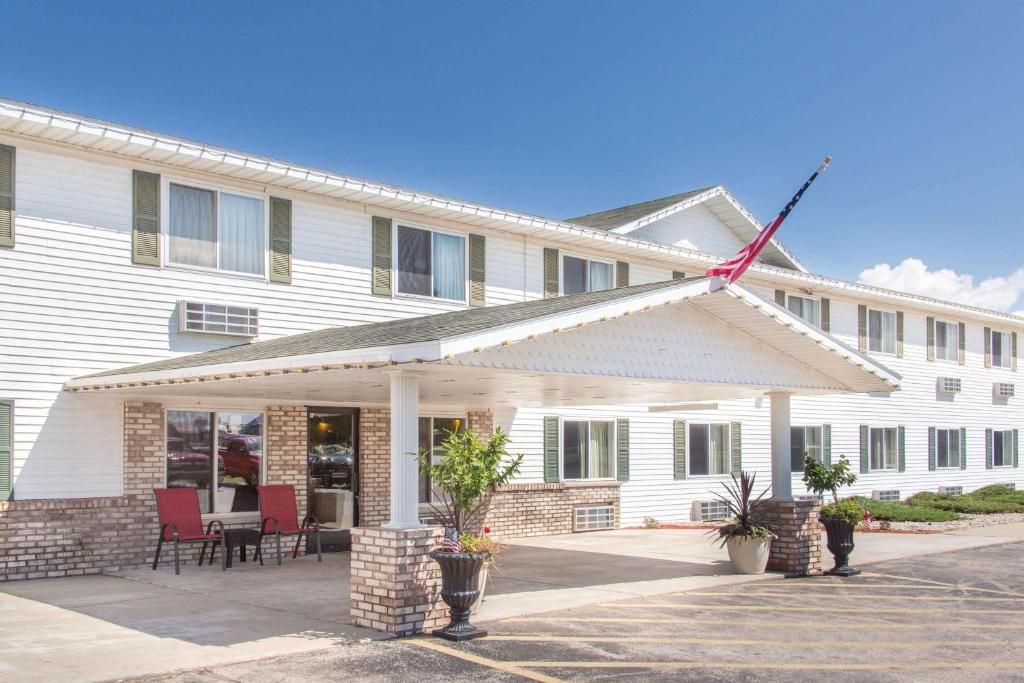 Super 8 By Wyndham Escanaba photo