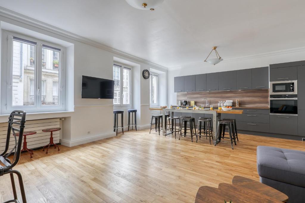 Superb Large and New 4bds Flat - Heart of Paris 10 - 2