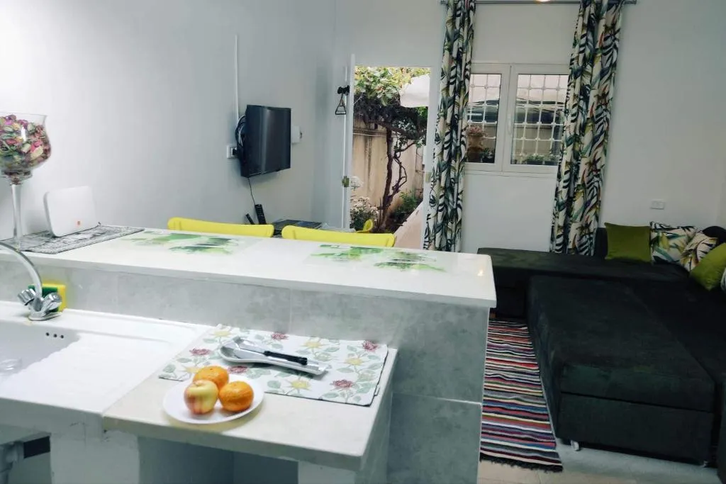 Studio, Cité la GAZELLE ,pas Jafar, quartier calme 10 min de l'aéroport près du Technopark，位于Jafar的酒店