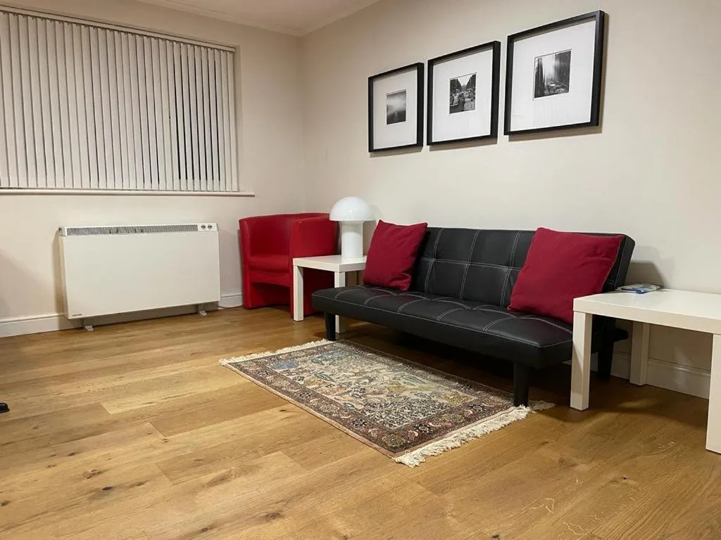 Morden flat close to DLR station with free parking, hotel in London
