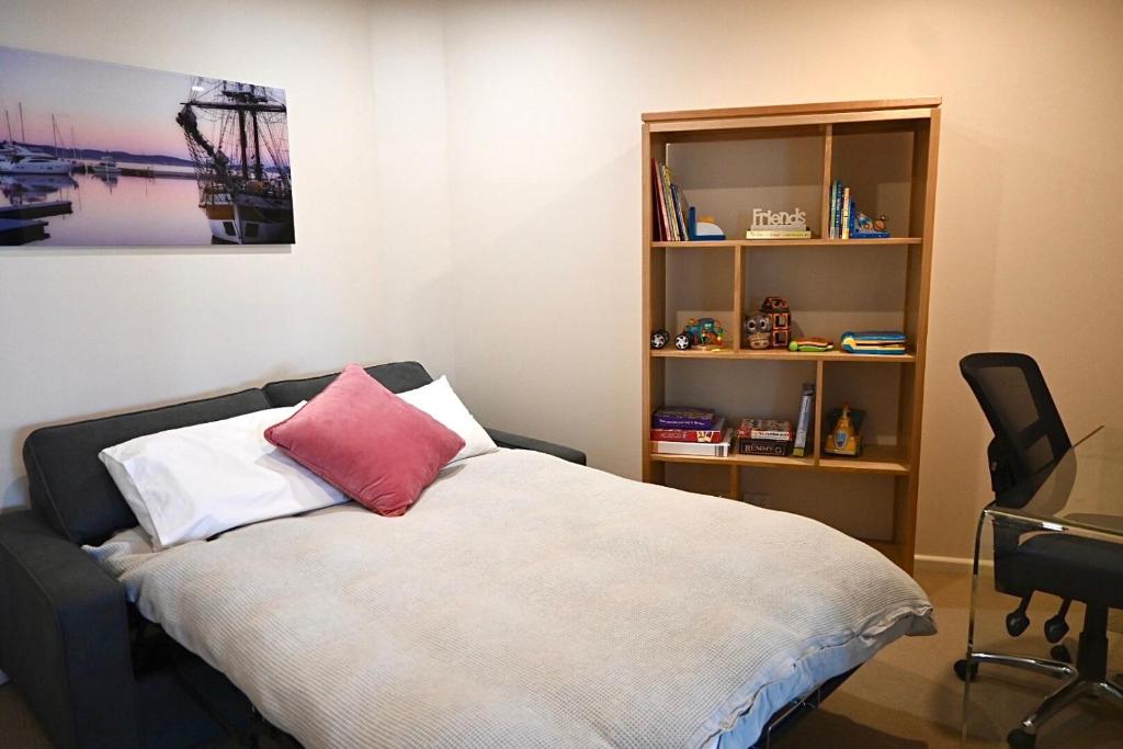 Sub Penthouse Luxe suit, CBD, secure parking, photo