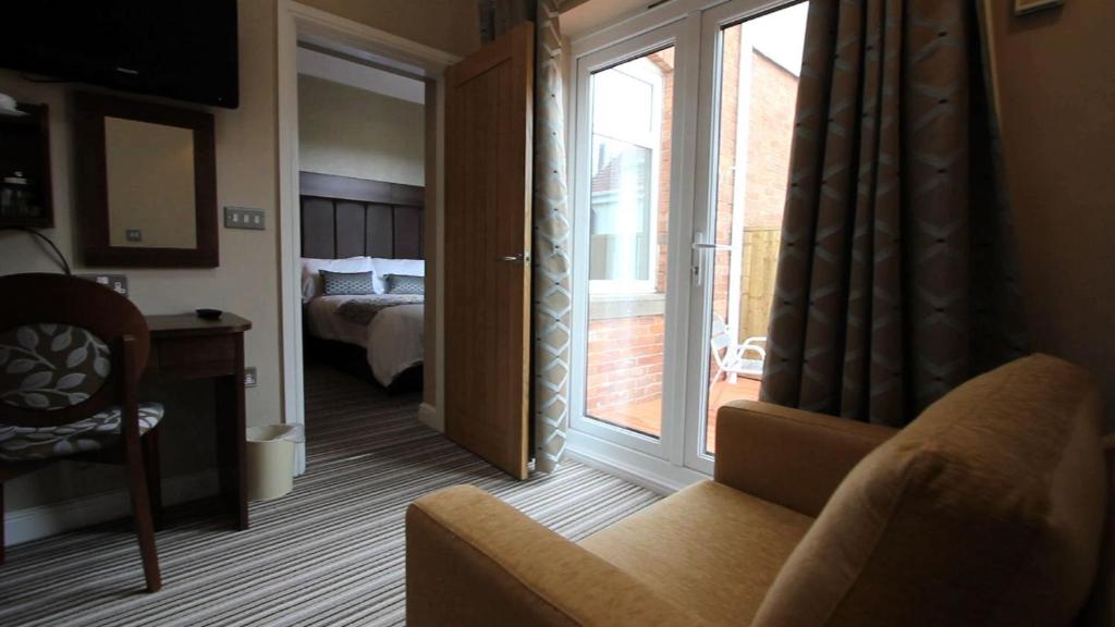 Twin Oaks Hotel photo